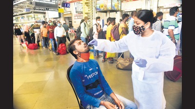 Maharashtra crossed 6.6 million Covid-19 cases on Saturday. The total cases have reached 6,601,551 after 1,701 fresh Covid-19 infections were reported. It was the eighth consecutive day the state reported fewer than 2,000 infections. (Anshuman Poyrekar/HT PHOTO) Maharashtra crossed 6.6 million Covid-19 cases on Saturday. The total cases have reached 6,601,551 after 1,701 fresh Covid-19 infections were reported. It was the eighth consecutive day the state reported fewer than 2,000 infections. (Anshuman Poyrekar/HT PHOTO)