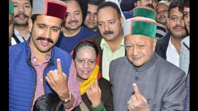 Mandi Congress candidate Pratibha Singh flanked by her husband and six-time chief minister, the late Virbhadra Singh, and their son Vikramaditya Singh during an earlier election. (HT file photo)