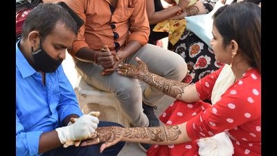 Henna artists are busy applying fascinating and intricate patterns on the hands of women on the eve of Karva Chauth, in Prayagraj. (HT) Henna artists are busy applying fascinating and intricate patterns on the hands of women on the eve of Karva Chauth, in Prayagraj. (HT)