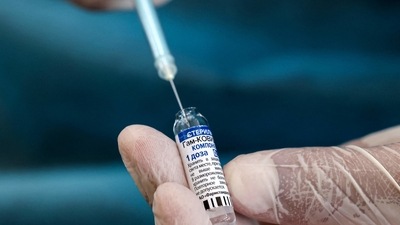 A medical worker prepares a dose of Russia's Sputnik V Covid-19 vaccine. (AFP | Representational image)