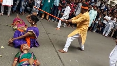 Martial arts performers break coconut with axe (Jukin)