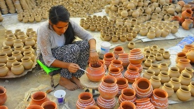An artisan preparing earthen pots ahead of Karva Chauth near Maloya, Chandigarh. (HT Photo/Keshav Singh) An artisan preparing earthen pots ahead of Karva Chauth near Maloya, Chandigarh. (HT Photo/Keshav Singh)