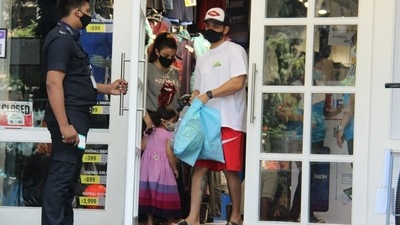 Inaaya is occasionally spotted with her parents out and about in Mumbai. (Varinder Chawla) 