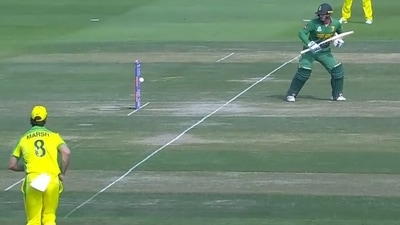 VIDEO: Onto Thigh pad, one bounce, and bowled- Quinton De Kock comical, almost slow-mo, dismissal against Australia- WATCH (SCREENGRAB)