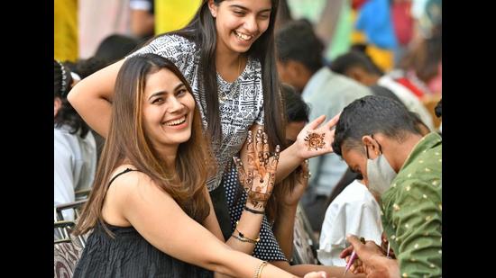 Women get henna on their hands a day before Karva Chauth in Ludhiana on Saturday. (Gurpreet Singh/HT)