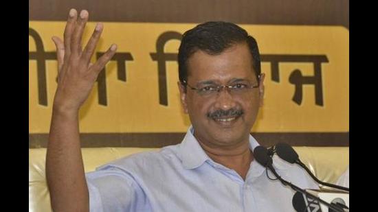 AAP workers distributed pamphlets to residents apprising them of the guarantees given by party national convener Arvind Kejriwal. The party launched ‘Ek Mauka AAP ko’ drive ahead of the assembly polls. (HT File Photo)