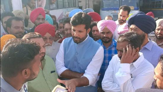 Punjab transport minister Warring interacting with the public at the Barnala bus stand. (HT Photo)