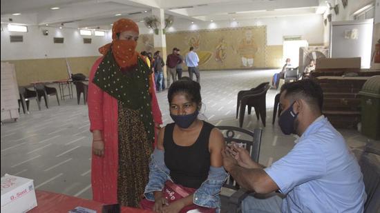 A health worker administers a dose of Covid-19 vaccine at Ghantaghar Ramlila Maidan in Ghaziabad on Saturday. (Sakib Ali/HT Photo)