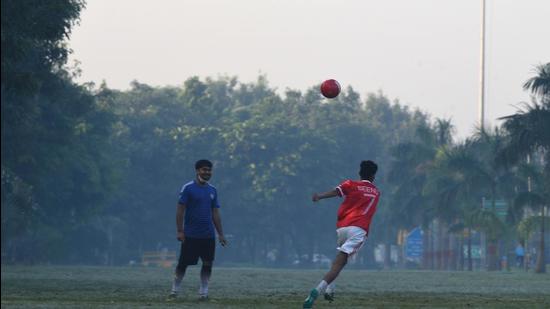 A football game in progress at Shantipath in Chanakyapuri on Saturday. According to Central Pollution Control Board (CPCB) data on Saturday, Delhi’s overall air quality index (AQI) was 173, in the ‘moderate’ category. This was only marginally higher than Friday’s 170, also in the ‘moderate’ zone. (Arvind Yadav/HT PHOTO)