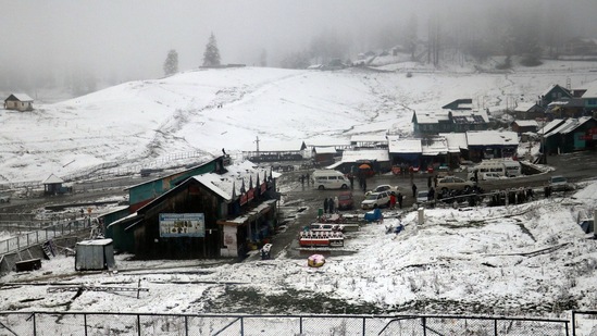 A Ski resort is covered with fresh snow after the city receives season's first snowfall, at Gulmarg, in Baramulla on Saturday. (ANI Photo)(Mohammad Amin War)