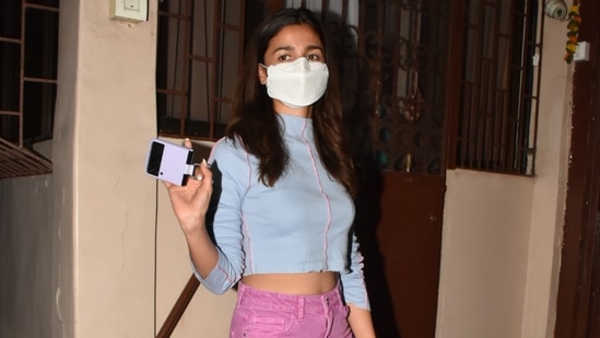 Alia Bhatt oozes hot summer charm in <span class='webrupee'>?</span>2k knit crop top, pastel purple pants(Elevate Promotions)