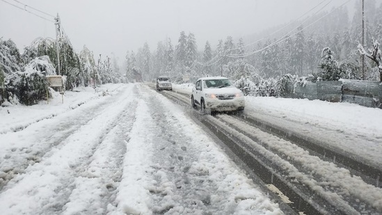 Gulmarg in the Baramulla district of Jammu and Kashmir also received the season's first snowfall on Saturday morning.(HT Photo/Waseem Andrabi)