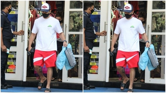 Kunal Kemmu was in a chill mode for the weekend. He wore a white tee shirt and teamed it with contrasting red and white shorts.(HT Photos/Varinder Chawla)