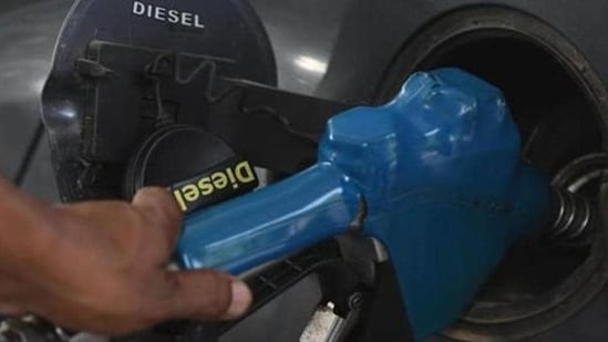 Diesel prices have crossed the century mark in West Bengal.(Vipin Kumar/HT PHOTO)