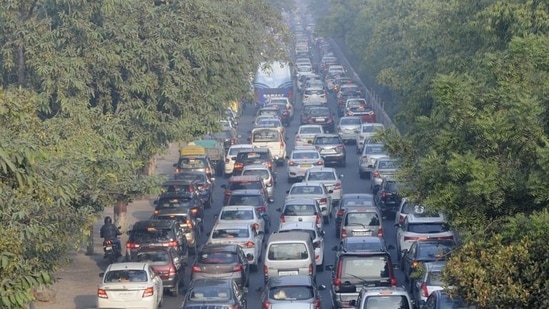 Due to the close proximity of the Delhi-NCR region, several people from Noida and Ghaziabad travel to the national capital.(Sunil Ghost/HT file photo) Due to the close proximity of the Delhi-NCR region, several people from Noida and Ghaziabad travel to the national capital.(Sunil Ghost/HT file photo)