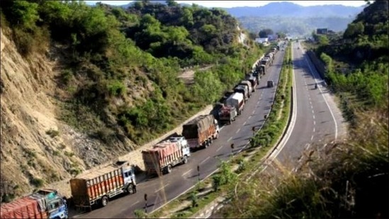 Jammu-Srinagar National Highway shut due to heavy rains. (File photo)(Twitter/State_Times)