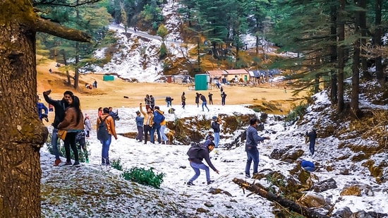 Mussoorie, Uttarakhand: Also known as the Queen of Hills, this popular tourist destination is around 35 kilometres from Dehradun. You can travel between December to February to experience snowfall there.(Unsplash)
