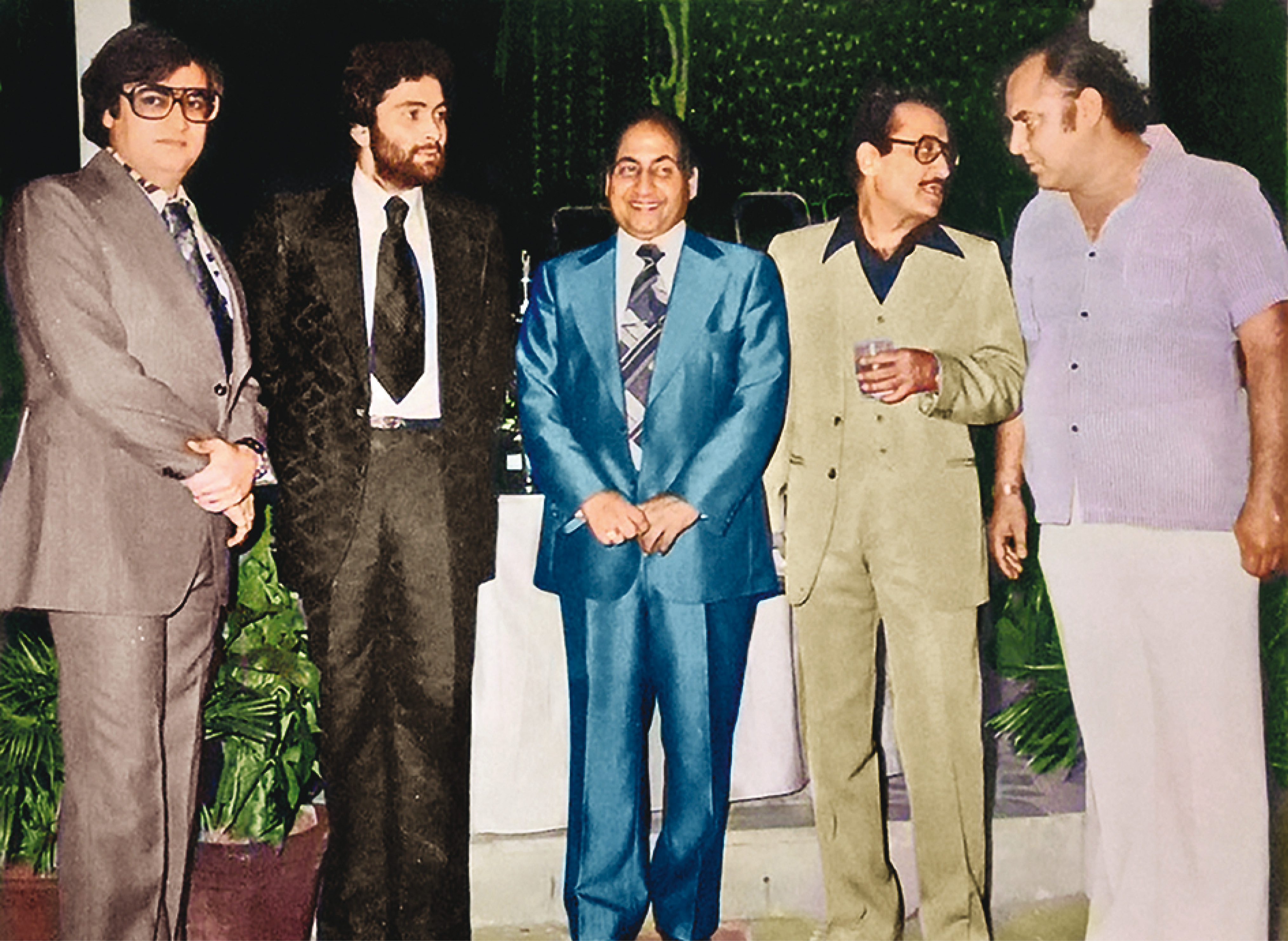 Tariq with Rishi Kapoor, Mohd Rafi, Nasir Hussain and Om Shiv Puri at Hum Kisise Kum Naheen silver jubilee party Tariq with Rishi Kapoor, Mohd Rafi, Nasir Hussain and Om Shiv Puri at Hum Kisise Kum Naheen silver jubilee party
