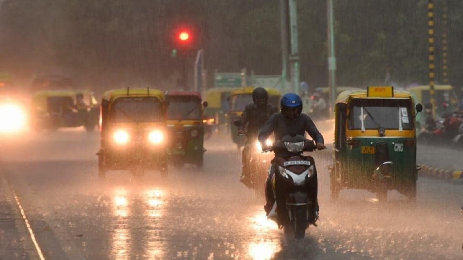 Heavy rains bring down mercury in Delhi, cause waterlogging | Latest ...