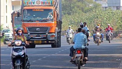 Commuters driving on the wrong side on bypass near Narhe. A majority of the deaths since 2014 on the killer stretch between the new tunnel on the Mumbai-Bengaluru highway and Navale bridge have been recorded by local police as being due to human error, officials said on Sunday. (Ravindra Joshi/HT PHOTO)