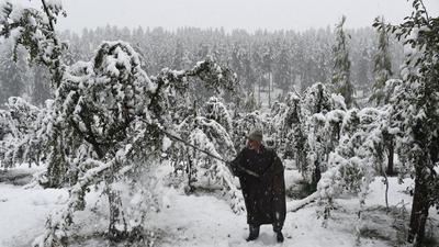 Two others, whose vehicle was also stuck in the snow, were rescued from Sinthan Pass in south Kashmir’s Anantnag district. (HT Photo) Two others, whose vehicle was also stuck in the snow, were rescued from Sinthan Pass in south Kashmir’s Anantnag district. (HT Photo)