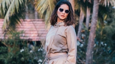 Completing her attire with a pair of spotless white sneakers, Sunny opted for a dewy makeup look, left her blow-dried tresses open down her shoulders and accessorised her look with a pair of black sunglasses, link-chain neckpieces and a stack of finger rings. (Instagram/sunnyleone) Completing her attire with a pair of spotless white sneakers, Sunny opted for a dewy makeup look, left her blow-dried tresses open down her shoulders and accessorised her look with a pair of black sunglasses, link-chain neckpieces and a stack of finger rings. (Instagram/sunnyleone)