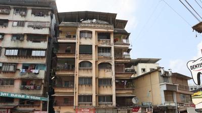 Late on Saturday night, the slab of the fifth-floor house of the building, located at Gandhi Nagar, Camp 5, collapsed on the fourth floor. A resident on the fifth floor had suffered major injuries in the incident and was later declared dead at a hospital. (Rishikesh Choudhary/ Hindustan Times) Late on Saturday night, the slab of the fifth-floor house of the building, located at Gandhi Nagar, Camp 5, collapsed on the fourth floor. A resident on the fifth floor had suffered major injuries in the incident and was later declared dead at a hospital. (Rishikesh Choudhary/ Hindustan Times)