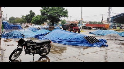 According to farmers, the moisture content in paddy lying in grain markets has also increased due to rains and farmers alleged that there were no arrangements of sheds and most paddy is lying in the open. (HT Photo)