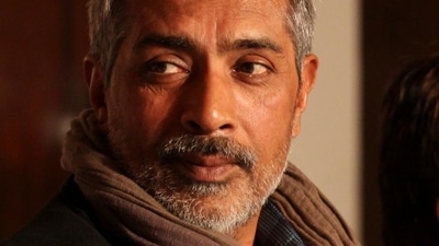 When filmmaker PrakashJha tried to pacify the Bajrang Dal protesters, some of them threw ink on him. When filmmaker PrakashJha tried to pacify the Bajrang Dal protesters, some of them threw ink on him.