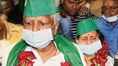 RJD Chief Lalu Prasad Yadav being welcomed by supporters on his arrival at Jaiprakash Narayan Airport in Patna, Bihar, India on Sunday, October 24, 2021. (Santosh Kumar/HT) RJD Chief Lalu Prasad Yadav being welcomed by supporters on his arrival at Jaiprakash Narayan Airport in Patna, Bihar, India on Sunday, October 24, 2021. (Santosh Kumar/HT)
