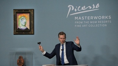 Auctioneer Oliver Barker calls bids as 11 Picasso paintings and works are auctioned at the Bellagio Hotel in Las Vegas, Nevada, in the US, on October 23, 2021.&nbsp; (REUTERS / Bridget Bennett)