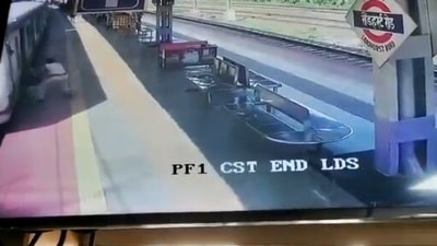 The image shows the constable saving the woman. (Twitter/@RailMinIndia)