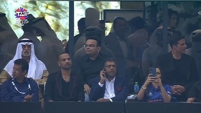 T20 World Cup: Shikhar Dhawan, Akshay Kumar cheer from stands as India open campaign against Pakistan (Twitter) T20 World Cup: Shikhar Dhawan, Akshay Kumar cheer from stands as India open campaign against Pakistan (Twitter)