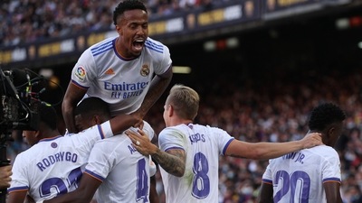 Soccer Football - LaLiga - FC Barcelona v Real Madrid - Camp Nou, Barcelona, Spain - October 24, 2021  Real Madrid's David Alaba celebrates scoring their first goal with Rodrygo, Eder Militao, Toni Kroos and Vinicius Junior REUTERS/Albert Gea (REUTERS)