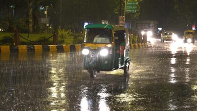 The National Capital Region, mainly Delhi and Gurugram, received light rain on Sunday evening and is expected see better air quality due to favourable meteorological counditions. (Arvind Yadav/HT PHOTO)