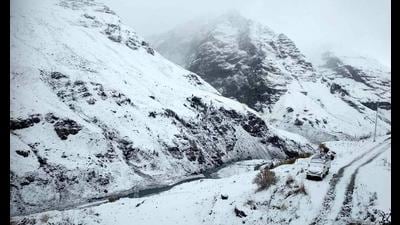 The Lahaul-Spiti district administration has issued a warning to the tourists asking them to avoid venturing to snowbound areas. (HT Photo) The Lahaul-Spiti district administration has issued a warning to the tourists asking them to avoid venturing to snowbound areas. (HT Photo)