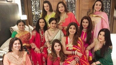  Late actor Sridevi used to celebrate Karwa Chauth with her sisters-in-law Maheep Kapoor and Sunita Kapoor. One such celebration was attended by Shilpa Shetty and Raveena Tandon as well. Late actor Sridevi used to celebrate Karwa Chauth with her sisters-in-law Maheep Kapoor and Sunita Kapoor. One such celebration was attended by Shilpa Shetty and Raveena Tandon as well. 