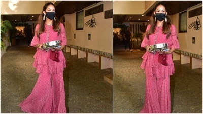 Shahid Kapoor's gorgeous wife Meera Rajput Kapoor arrived at Anil Kapoor's residence earlier today all decked up and holding a Karva Chauth puja thali. (HT Photo/Varinder Chawla)