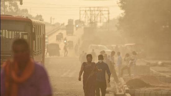Dust pollution at Kirti Nagar in New Delhi on Sunday. (Sanchit Khanna /HT photo)