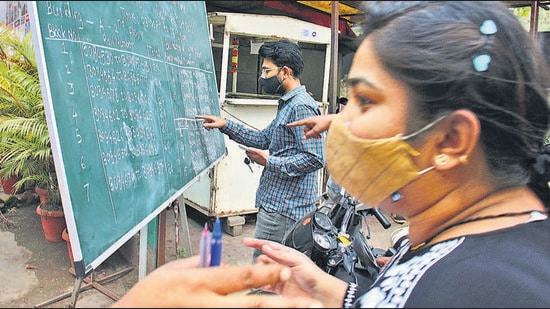 Hundreds of other aspirants faced a delay at their state health department recruitment examination at the Abeda Inamdar College in Pune. (Ravindra Joshi/HT PHOTO)