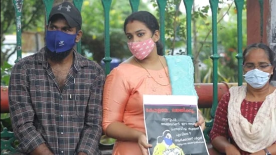 Anupama with her husband Ajith staging a fast outside Kerala secretariat. (Vivek R Nair/HT photo)