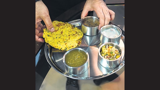 Sarson ka Saag and Dal Makhani are some popular dishes in Karwa Chauth meals 