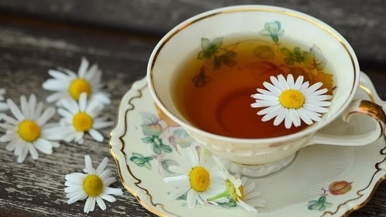 Chamomile tea: According to certain studies, chamomile tea has functions similar to benzodiazepine. Benzodiazepines are prescription drugs that can reduce anxiety and induce sleep.(Pixabay)