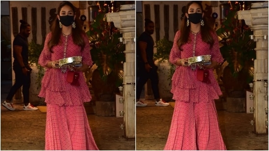 Mira was snapped outside Anil Kapoor's house in Mumbai by the paparazzi. Ditching the traditional red colour, Mira chose a bright pink sharara set for the occasion and looked lovely in the photos.(HT Photo/Varinder Chawla)