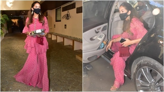 Mira wore a black face mask to keep herself protected during the outing. She tied her locks in a half-hairdo and kept the make-up minimal and glowing. What do you think about her ensemble?(HT Photo/Varinder Chawla)