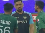 MS Dhoni in interaction with Pakistan captain Babar Azam and Shoaib Malik after the game.(Twitter) MS Dhoni in interaction with Pakistan captain Babar Azam and Shoaib Malik after the game.(Twitter)