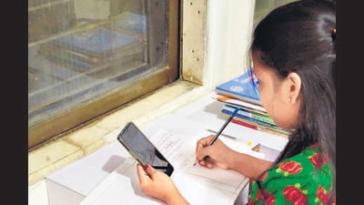 A parent, whose ward attends a private school in Chandigarh, said that students present for offline classes are being given preference to get all students to attend. (Representative image)
