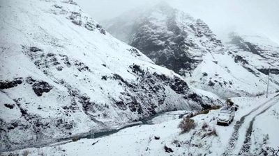 Himachal Pradesh received snowfall on Sunday, leading to a dip in the mercury and blocked roads. (HT Photo) (HT_PRINT)