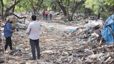 Residents and activists from the area have complained and claim the Pune Municipal Corporation (PMC) officials are not paying any heed to the debris dumping issue at Salim Ali Bird Sanctuary. (Shankar Narayan/HT PHOTO) Residents and activists from the area have complained and claim the Pune Municipal Corporation (PMC) officials are not paying any heed to the debris dumping issue at Salim Ali Bird Sanctuary. (Shankar Narayan/HT PHOTO)