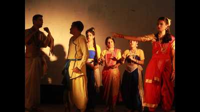 A 40-year-old theatre group, Bhabikal, staged the play at Kalikaprasad Bhattacharjee and Mukundadas Bhattacharjee Smriti Mancha. (HT photo) A 40-year-old theatre group, Bhabikal, staged the play at Kalikaprasad Bhattacharjee and Mukundadas Bhattacharjee Smriti Mancha. (HT photo)